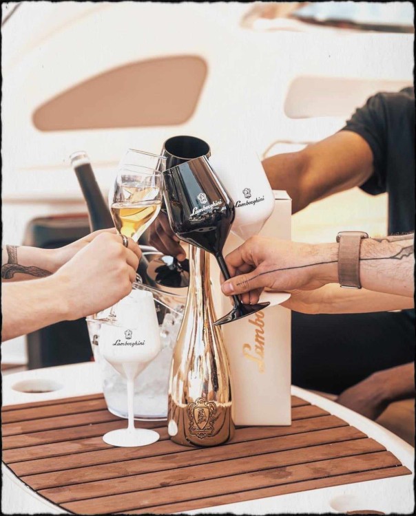 kieliszki białe i czarne 2.jpg