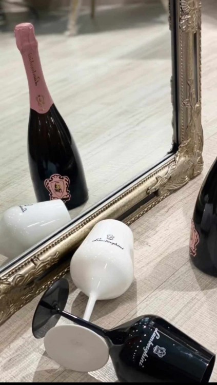 kieliszki białe i czarne.jpg